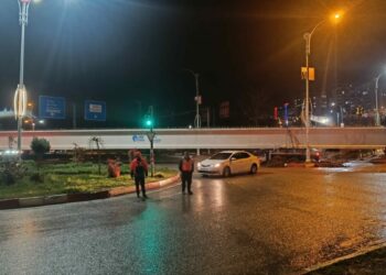 Siirt'te 50 metrelik köprü kirişi, kavşakta takılı kaldı; yol 8 saat kapandı