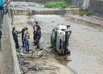Kanala uçan otomobildeki anne ve bebeği kurtarıldı