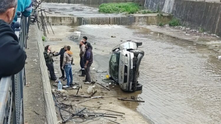 Kanala uçan otomobildeki anne ve bebeği kurtarıldı