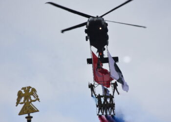 Polislerden helikopterde 'üzüm salkımı' gösterisi