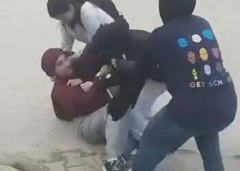 Tartıştıkları okul arkadaşlarını darbettiler; o anlar kamerada