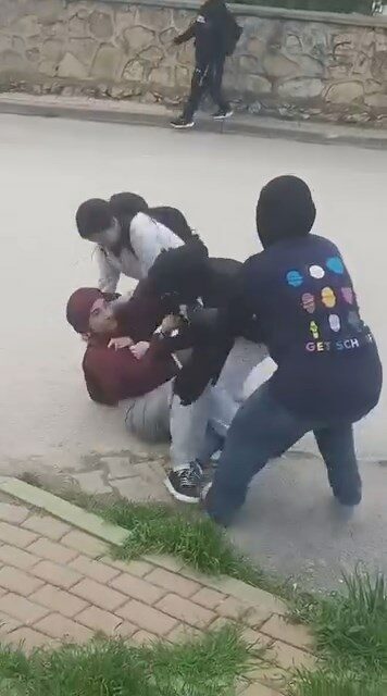 Tartıştıkları okul arkadaşlarını darbettiler; o anlar kamerada
