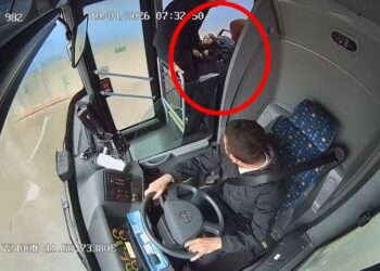 Otobüste fenalaşan kız çocuğunu, şoför hastaneye yetiştirdi; o anlar kamerada