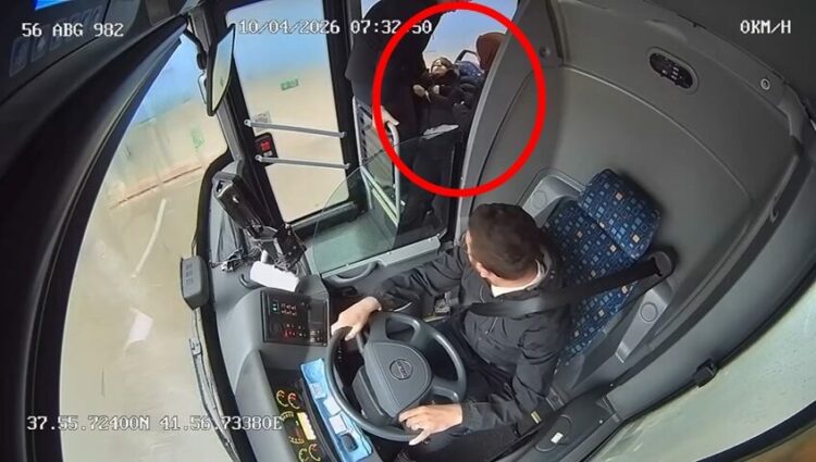 Otobüste fenalaşan kız çocuğunu, şoför hastaneye yetiştirdi; o anlar kamerada