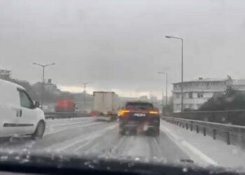 İstanbul’da dolu etkili oldu; yollar beyaza büründü