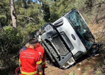 Yoldan çıkıp 15 metreden yuvarlanan beton mikserinin şoförü yaralandı