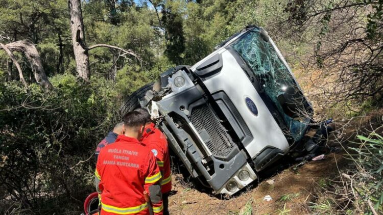 Yoldan çıkıp 15 metreden yuvarlanan beton mikserinin şoförü yaralandı