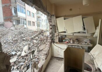 8 katlı binanın yıkımı sırasında iş yerinden sonra bir evin de duvarı yıkıldı