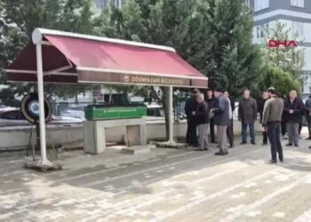 Eskişehir’de 8 katlı binanın yıkımı sırasında iş yerinden sonra bir evin de duvarı yıkıldı