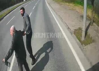 Kocaeli’de otobüs şoförü yaşlı adamı yolun karşısına geçirdi