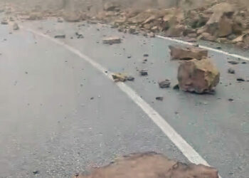 Tokat’ta yağış sonrası kaya parçaları yola yuvarlandı