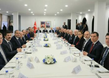 YÖK Başkanı Özvar, İzmir'de Ege Bölgesi'ndeki üniversitelerin rektörleriyle bir araya geldi