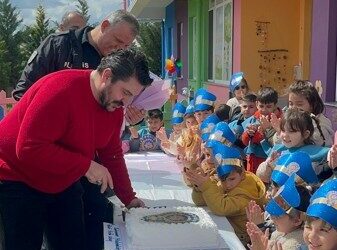 Anaokulu öğrencilerinden şüpheli şahıs ihbarına gelen polislere pastalı sürpriz