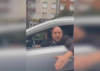 Beylikdüzü'nde araçta çocuğu olan kadının otomobiline saldıran sürücü kamerada
