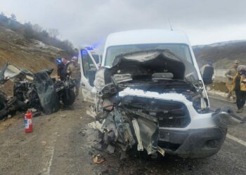Öğretmenleri taşıyan servis minibüsü ile otomobil çarpıştı: 1 ölü, 9 yaralı