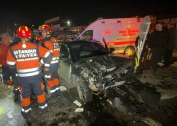 Avcılar'da seyir halindeki iki otomobil kafa kafaya çarpıştı: 4 yaralı