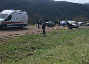 Tamir etmek istediği otomobilin altında kalarak öldü