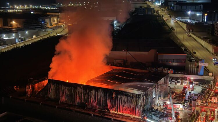 Ankara'da medikal malzeme üretilen fabrikada yangın; 35 kişi tahliye edildi