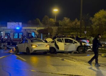 Ataşehir'de emniyet şeridinde aracından inen sürücüye otomobil çarptı: 1 ölü
