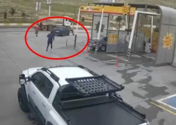 El freni çekilmeyince hareket eden otomobili çevredekiler durdurdu; o anlar kamerada