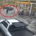 El freni çekilmeyince hareket eden otomobili çevredekiler durdurdu; o anlar kamerada