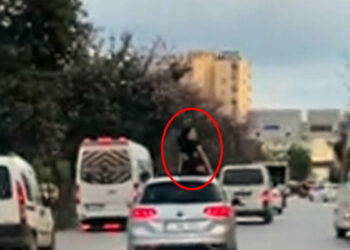 Seyir halindeki aracın üzerinde dans etti