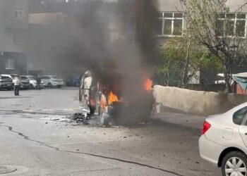 Ataşehir'de hafif ticari araç alev alev yandı