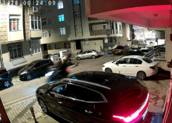 Üsküdar'da yol verme nedeniyle tartıştıkları kişinin otomobilini kurşunladılar