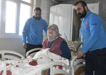 Yatağa bağımlı hastanın ortopedik yatak sevinci