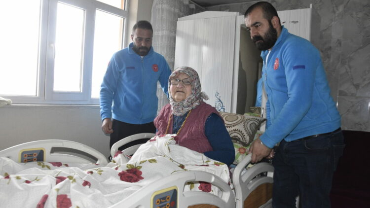 Yatağa bağımlı hastanın ortopedik yatak sevinci