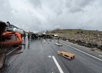 Karayolları bakım aracı ile TIR çarpıştı; 1'i ağır, 3 yaralı