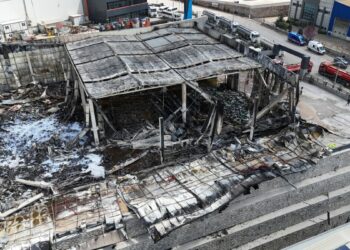 Fabrikadaki yangınının neden olduğu hasar havadan görüntülendi