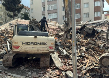 Avcılar'da kontrollü yıkım sırasında bina çöktü; operatör kıl payı kurtuldu