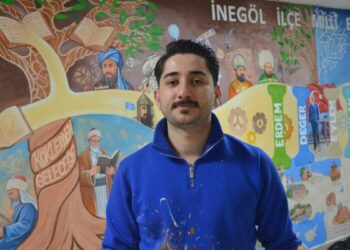 İşitme engelli öğretmen, ‘Türkiye Yüzyılı Maarif Modeli’ müfredatını duvara resmetti