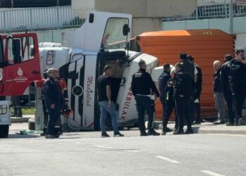 Beylikdüzü'nde TIR devrildi; şoför yaralandı