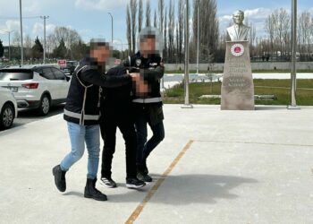 Daltonlar suç örgütü ile bağlantılı 2 şüphelinin aracında el bombası ele geçirildi