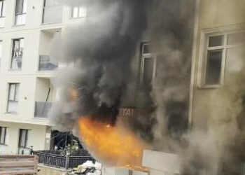 Gaziosmanpaşa’da hurdacıda çıkan yangında mahsur kalanlar duvarı delip dışarı çıktı