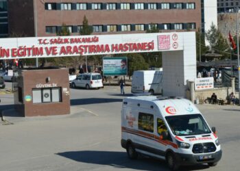 Mardin'de iki otomobil çarpıştı: 6'sı çocuk,10 yaralı