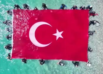Konyaaltı Sahili’nde deniz dibi ve kıyı temizliği