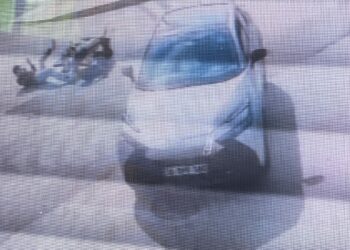 Otomobile arkadan çarpan motosikletteki 2 kişinin yaralandığı kaza kamerada