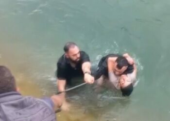 Dengesini kaybederek sulama kanalına düşen çocuğu vatandaşlar kurtardı