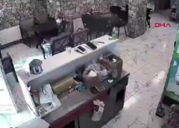 Kütahya'da 4.8 büyüklüğündeki deprem anı güvenlik kamerasında / Haber eklendi