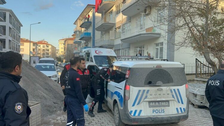 Malatya'da bıçaklı kavgada baba ve oğulu yaralandı