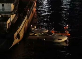 Üsküdar Haydarpaşa Limanı'nda tekne, gemiye çarptı - 1