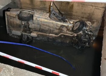 Eskişehir'de virajı alamayan otomobil, 5 metre yükseklikten sulama kanalına düştü
