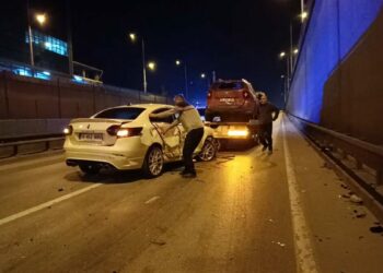 Bursa'da 2 otomobil ve 1 midibüsün karıştığı kazada 6 kişi yaralandı