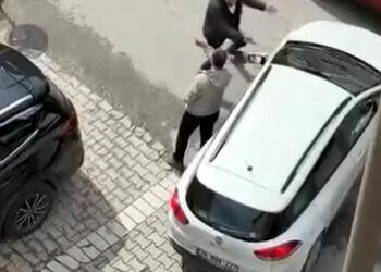 Avcılar'da ters yön kavgası; araya girenlere sinirlenen sürücü mahallelinin üzerine yürüdü