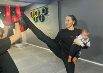 Dünya şampiyonu kick boks antrenörü, ders verdiği salonda çocuklarını büyütüyor