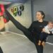 Dünya şampiyonu kick boks antrenörü, ders verdiği salonda çocuklarını büyütüyor