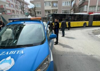 Avcılar'da hatalı park edip trafiği kilitledi; sürücüler tepki gösterdi